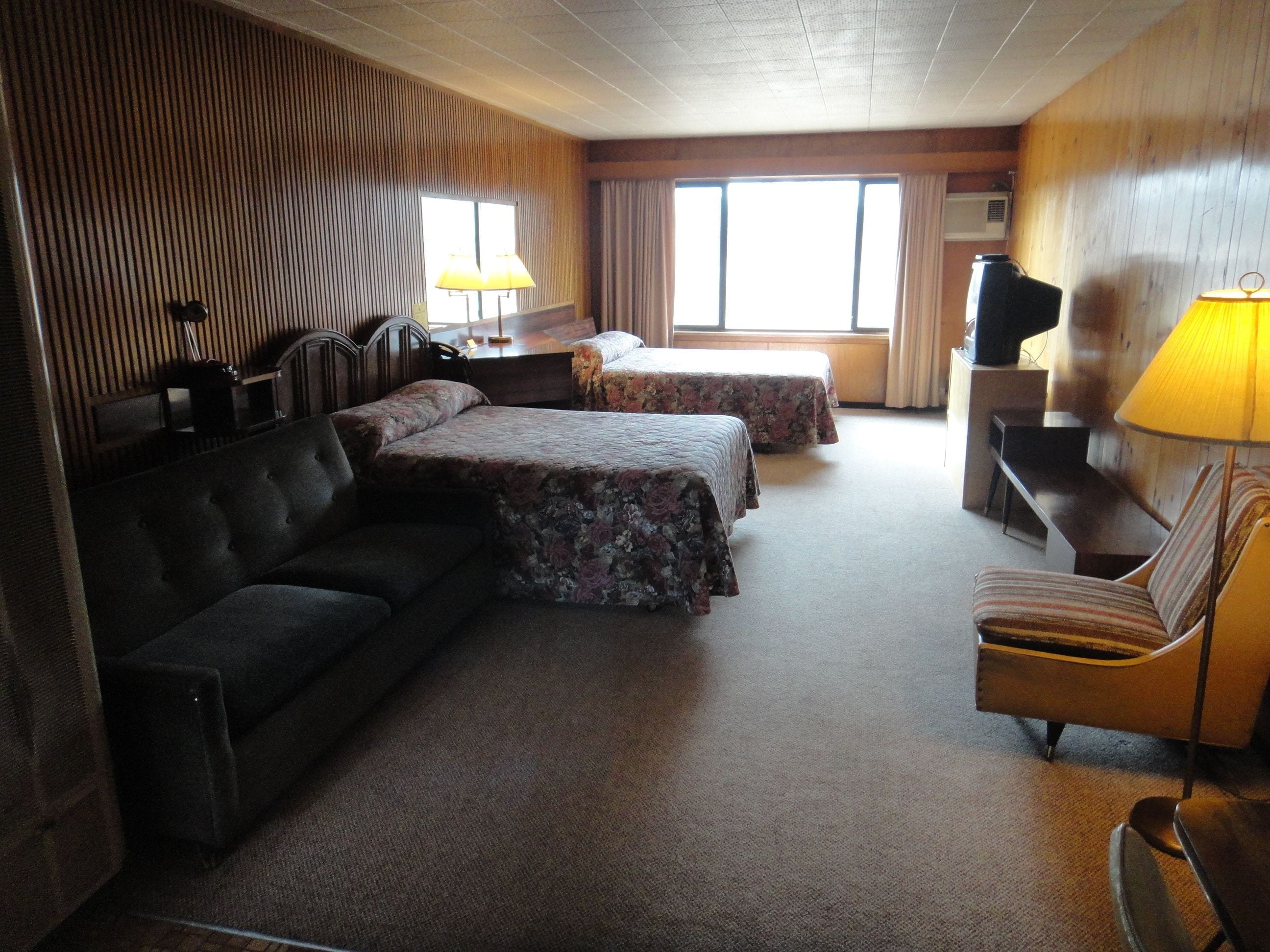 Escritorio, cortinas blackout y tabla de planchar con plancha 