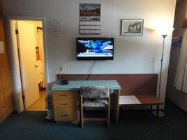 32-英寸电视（配备有线频道）、DVD 播放器、首映电影