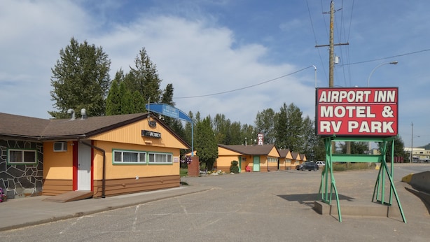 A motel with a signboard indicating it is an airport inn and RV park. - Airport Inn Motel & RV Park (Quesnel)