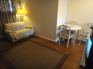 32 inci televisyen dengan kabel, pemain DVD, filem tayangan pertama