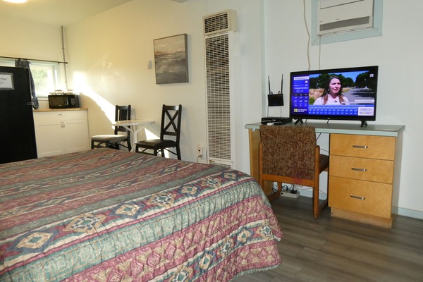 One Bed Kitchenette | Desk, blackout drapes, iron/ironing board (on request), WiFi (free)