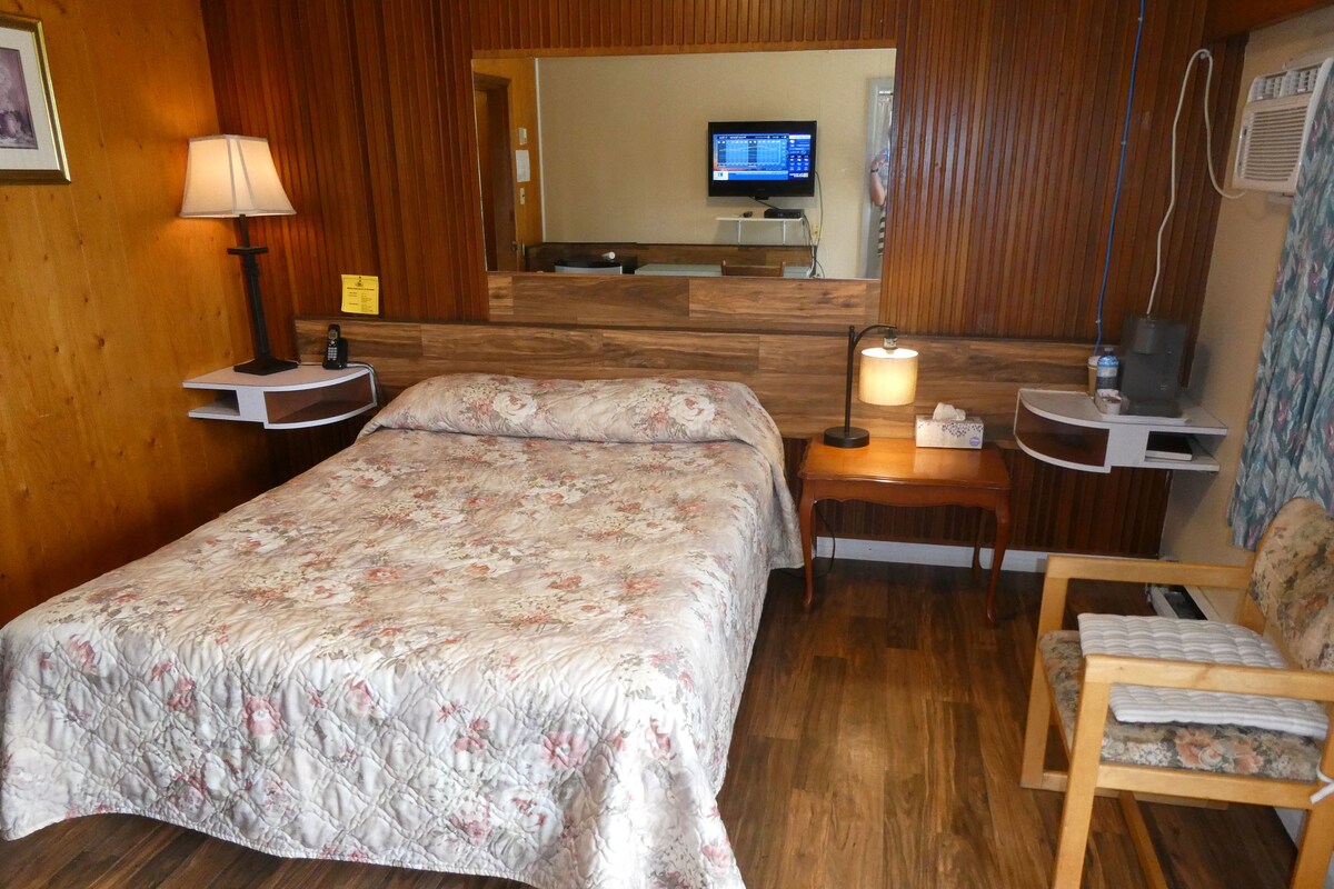 Standaard kamer, 1 queensize bed | Een bureau, verduisterende gordijnen, een strijkplank/strijkijzer