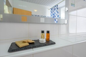 Habitació triple clàssica, balcó, vistes al pati | Instal·lacions del bany