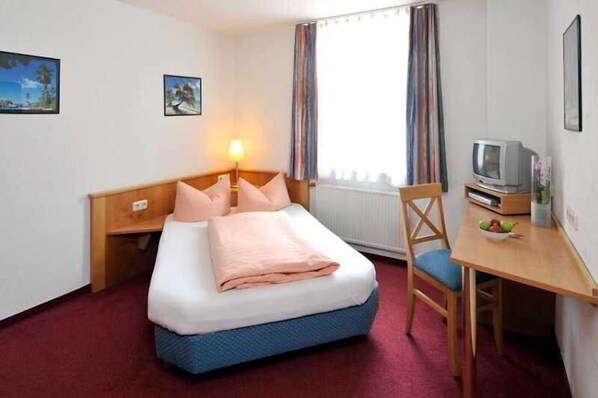 Minibar, in-room safe, iron/ironing board, free WiFi - Hotel Margit (Munich)