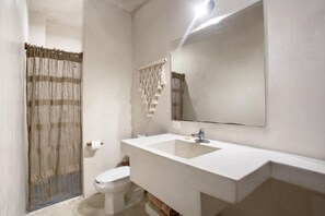 Shower, free toiletries, towels