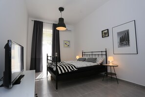 Superior Studio, 1 Queen Bed, Patio | Individually decorated, individually furnished, free WiFi, bed sheets