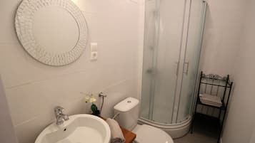 Superior studio, 1 queensize bed, patio | Badkamer | Een douche, een haardroger, handdoeken