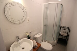 Superior-Studio, 1 Queen-Bett, Terrasse | Badezimmer