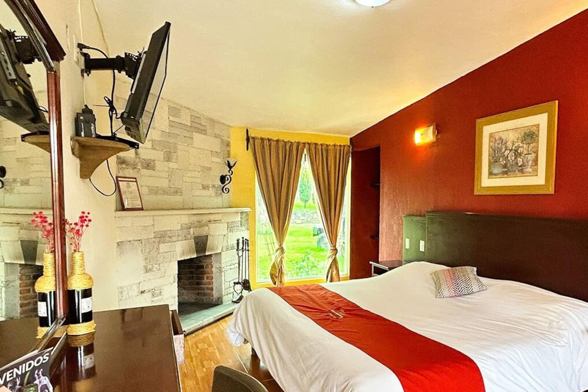Deluxe Triple Room | Down comforters, laptop workspace, blackout drapes