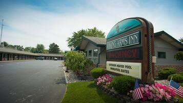 A motel sign with "Viking Arms Inn" and "Outdoor Heated Pool Whirlpool Suites" visible.