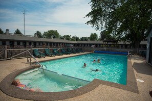 Outdoor pool - Viking Arms Inn (Ludington)