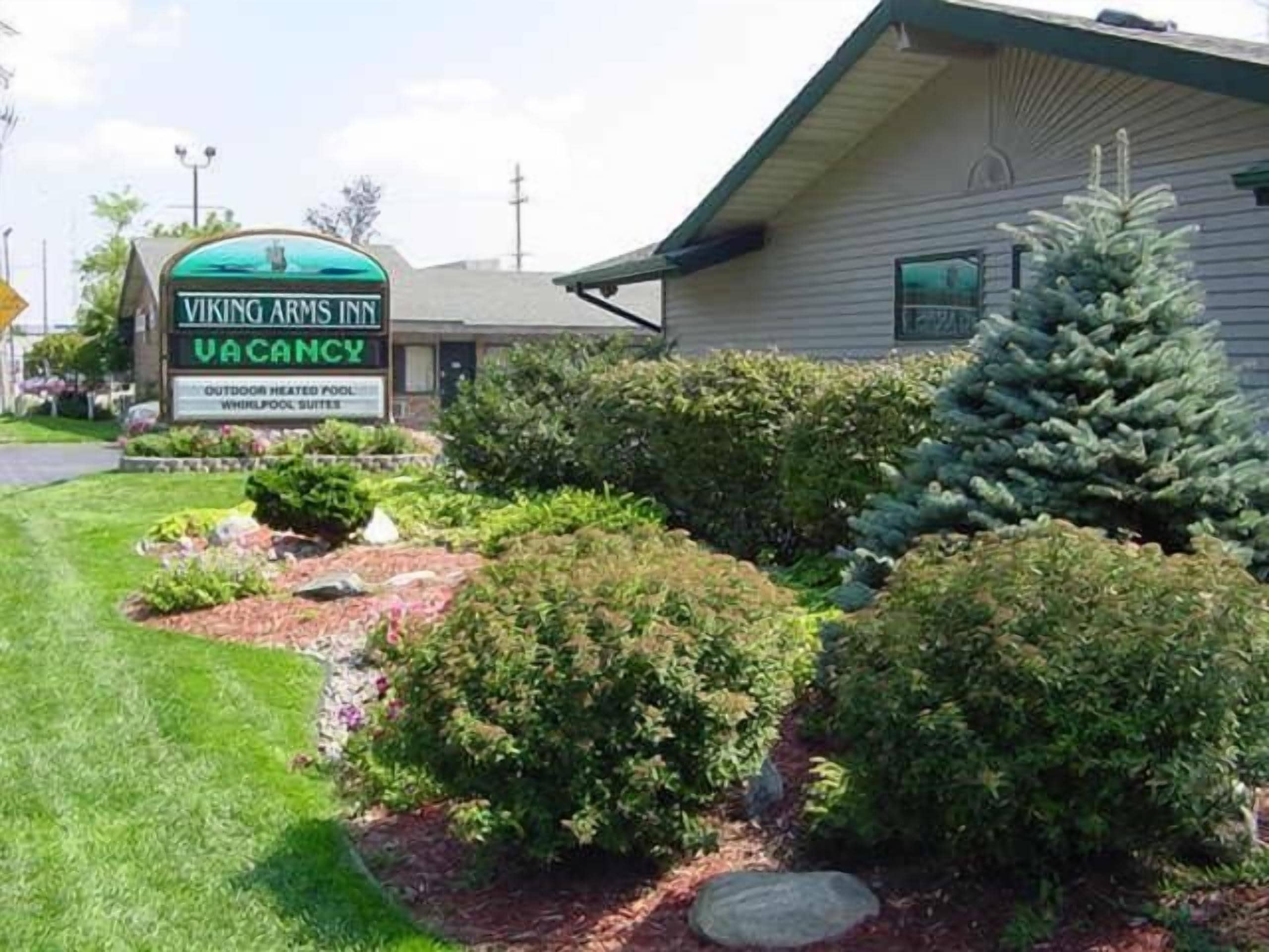 A Viking Arms Inn with a sign indicating a vacancy.