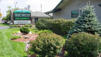 A Viking Arms Inn with a sign indicating a vacancy.