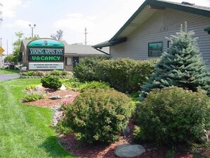 A Viking Arms Inn with a sign indicating a vacancy.
