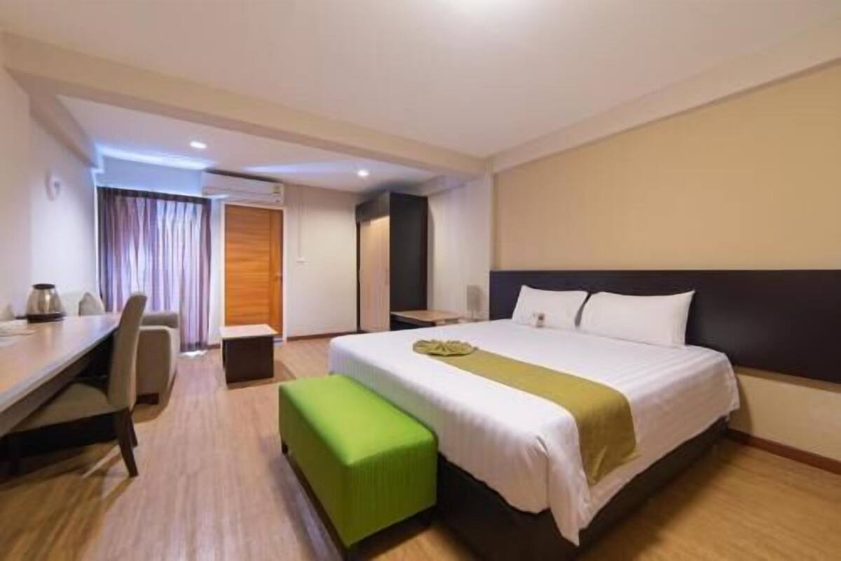 Minibar, escritorio, cortinas blackout y wifi gratis