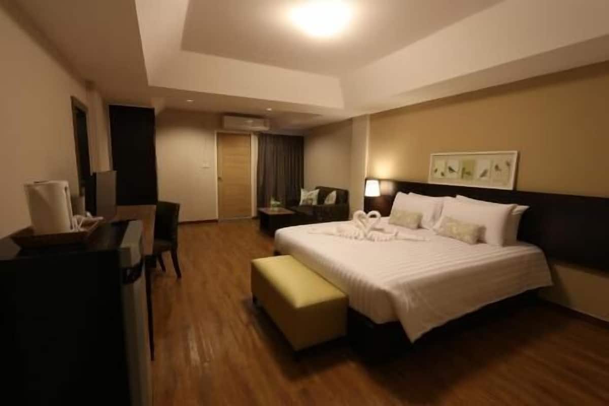 Minibar, skrivebord, blendingsgardiner og wi-fi (inkludert)