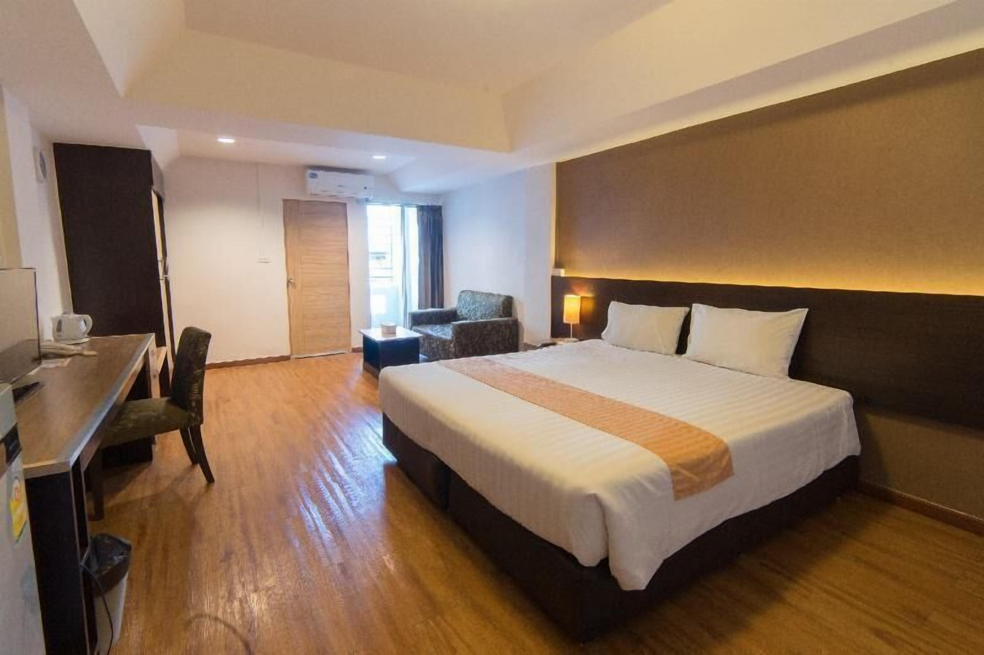 Minibar, escritorio, cortinas blackout y wifi gratis 