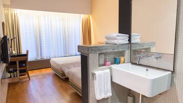 Twin Room | Bathroom | Shower, hair dryer, towels