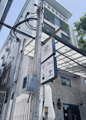 Exterior - Burnt Oak (Bangkok)