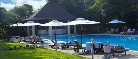 Una piscina al aire libre (de 07:00 a 20:00), sombrillas, tumbonas