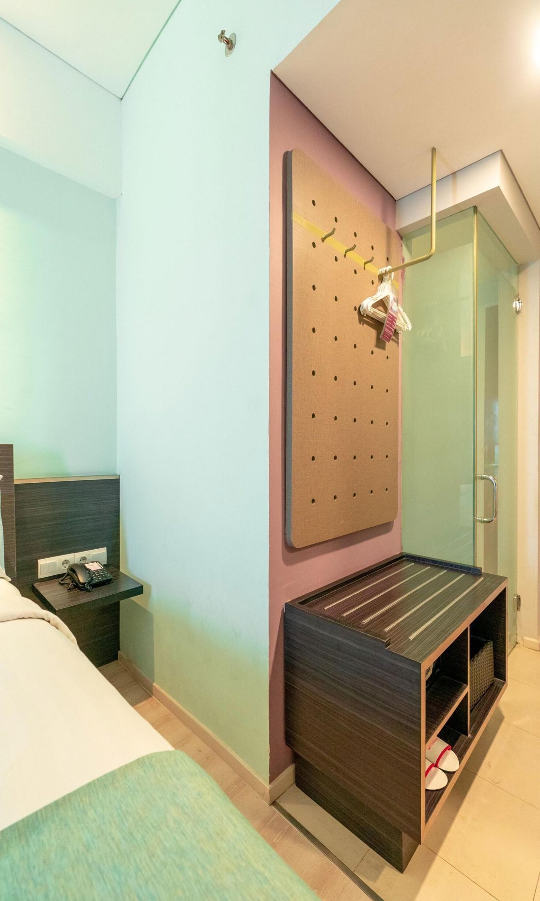 Peti besi dalam bilik, meja, ruang kerja komputer riba, kalis bunyi 