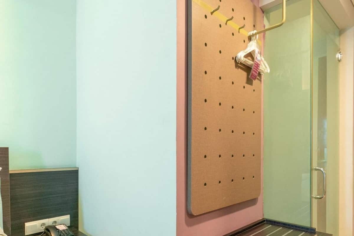 Peti besi dalam bilik, meja, ruang kerja komputer riba, kalis bunyi