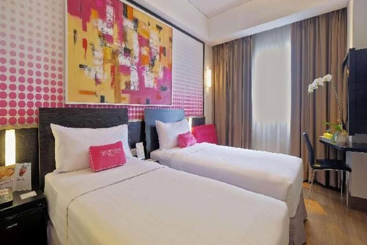 Peti besi dalam bilik, meja, ruang kerja komputer riba, kalis bunyi