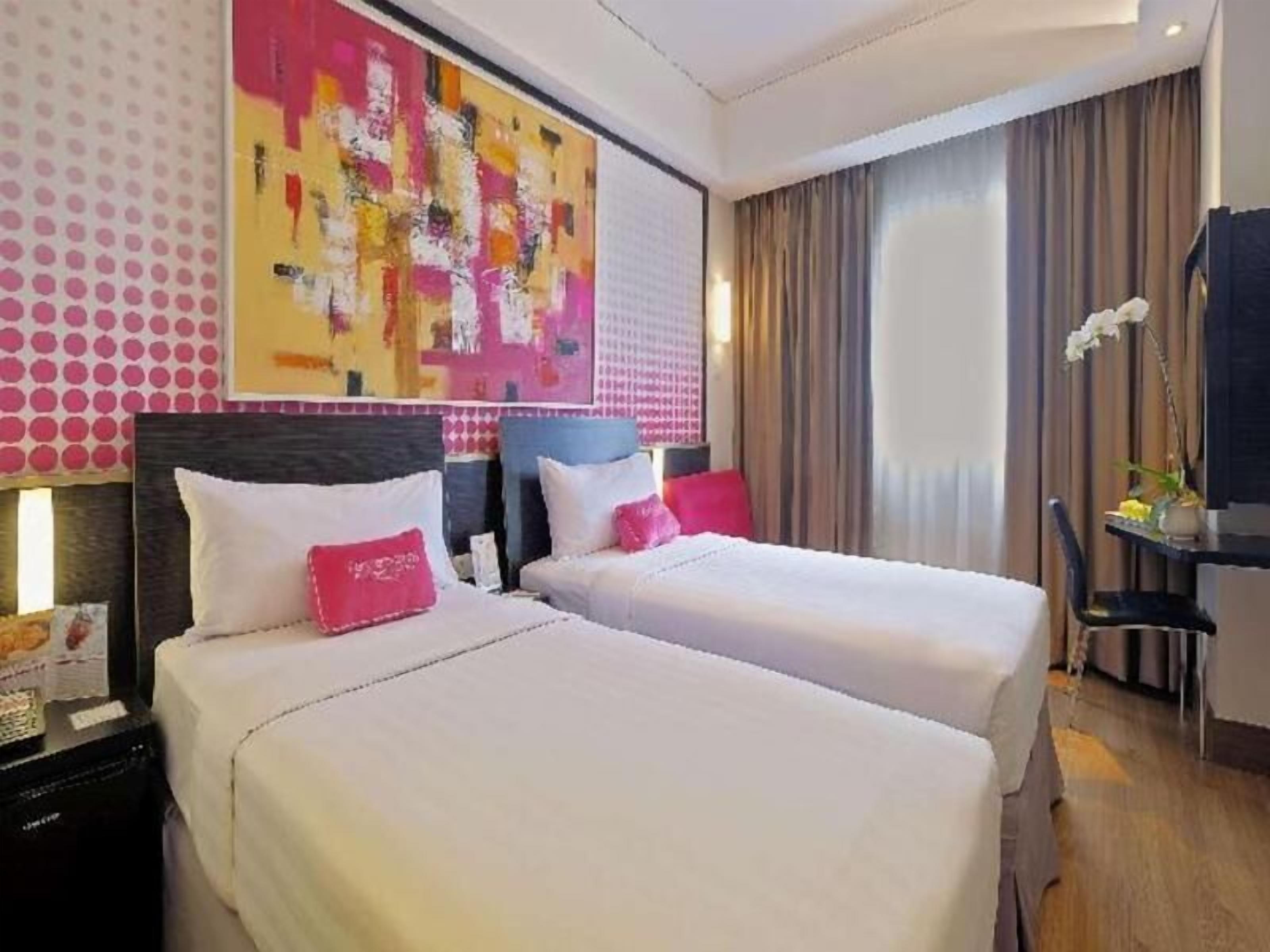 Safe på rommet, skrivebord, skrivebord for bærbar PC og lydisolert