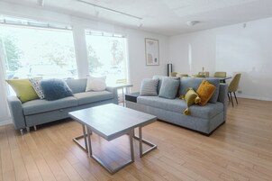 Apartamento superluxo, 3 quartos, vista para o lago, ao lado do lago | Área de estar | TV de tela plana 32 polegadas com canais a cabo, TV