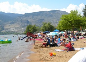 Playa privada en los alrededores, arena blanca, sombrillas