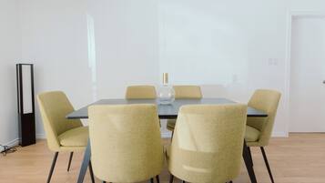Luxury Apartment, 3 Bedrooms, Lake View, Lakeside | In-room dining