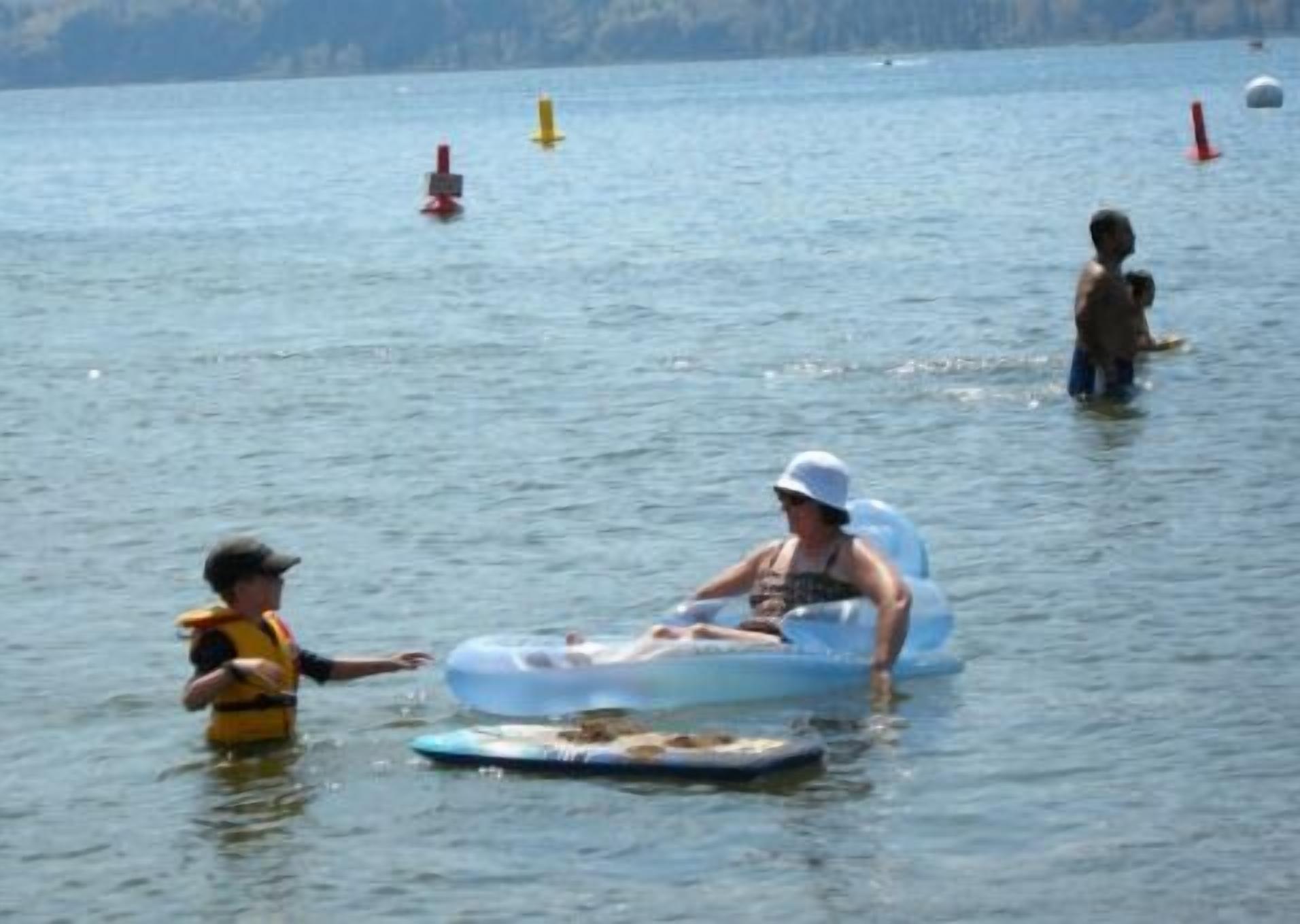 Privatstrand in der Nähe, weißer Sandstrand, Sonnenschirme, Strandtücher