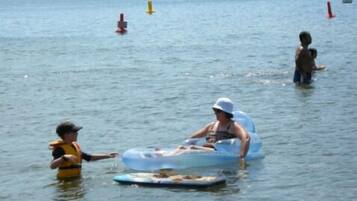 Playa privada en los alrededores, playa de arena blanca y sombrillas