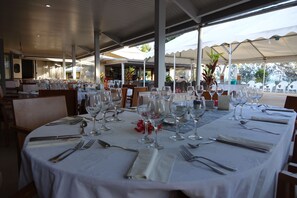Frühstück, Mittagessen, internationale Küche, Blick auf den Pool