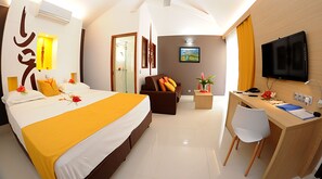 In-room safe, individually decorated, individually furnished, desk - Malabou Beach Hotel (Poum)
