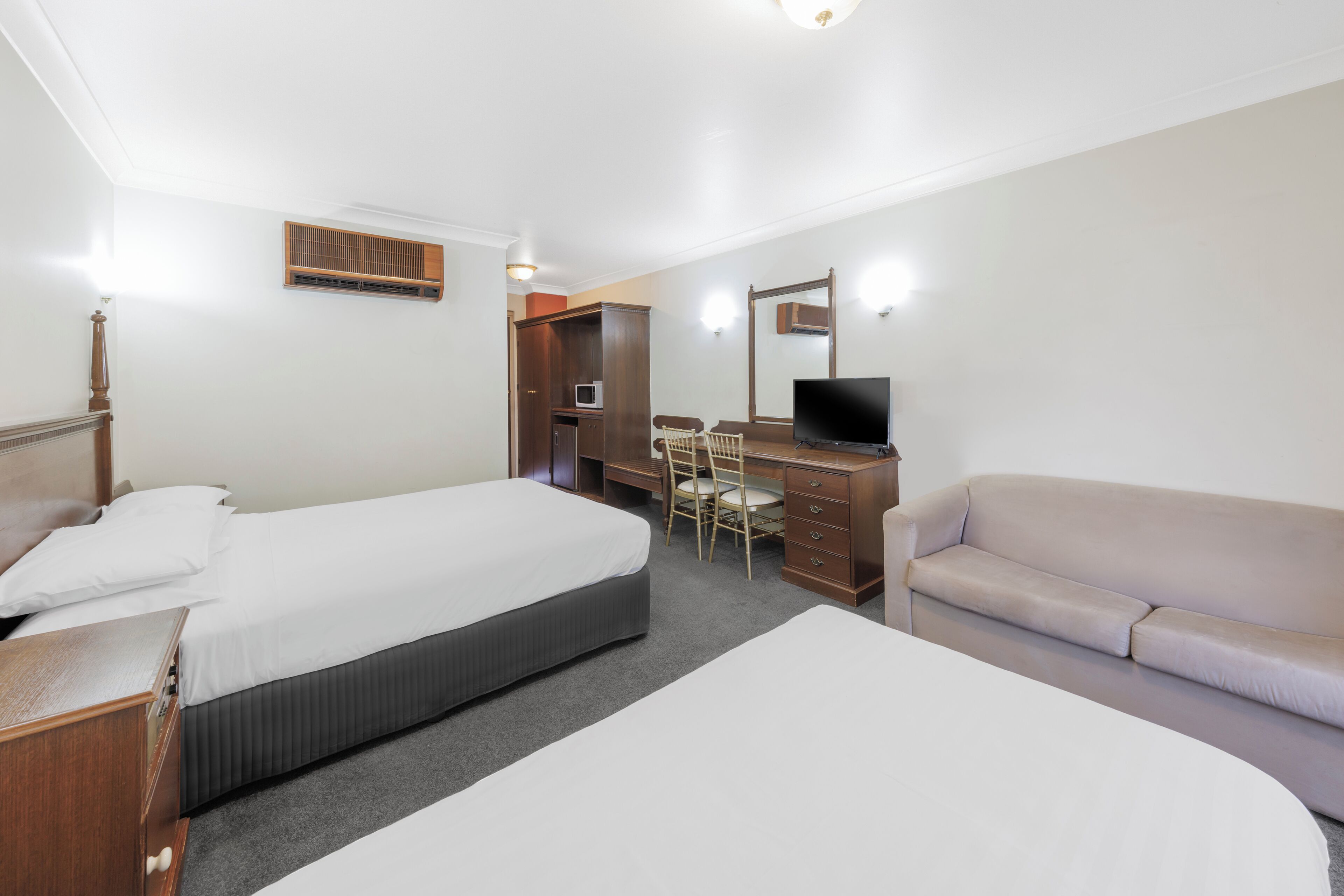 Escritorio, espacio para trabajar con laptop y cortinas blackout 