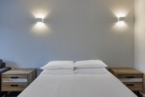 Desk, laptop workspace, blackout curtains, soundproofing - Elizabethan Lodge (Blackburn North)