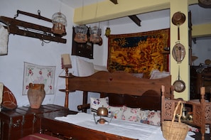 Daily cooked-to-order breakfast (EUR 10 per person)