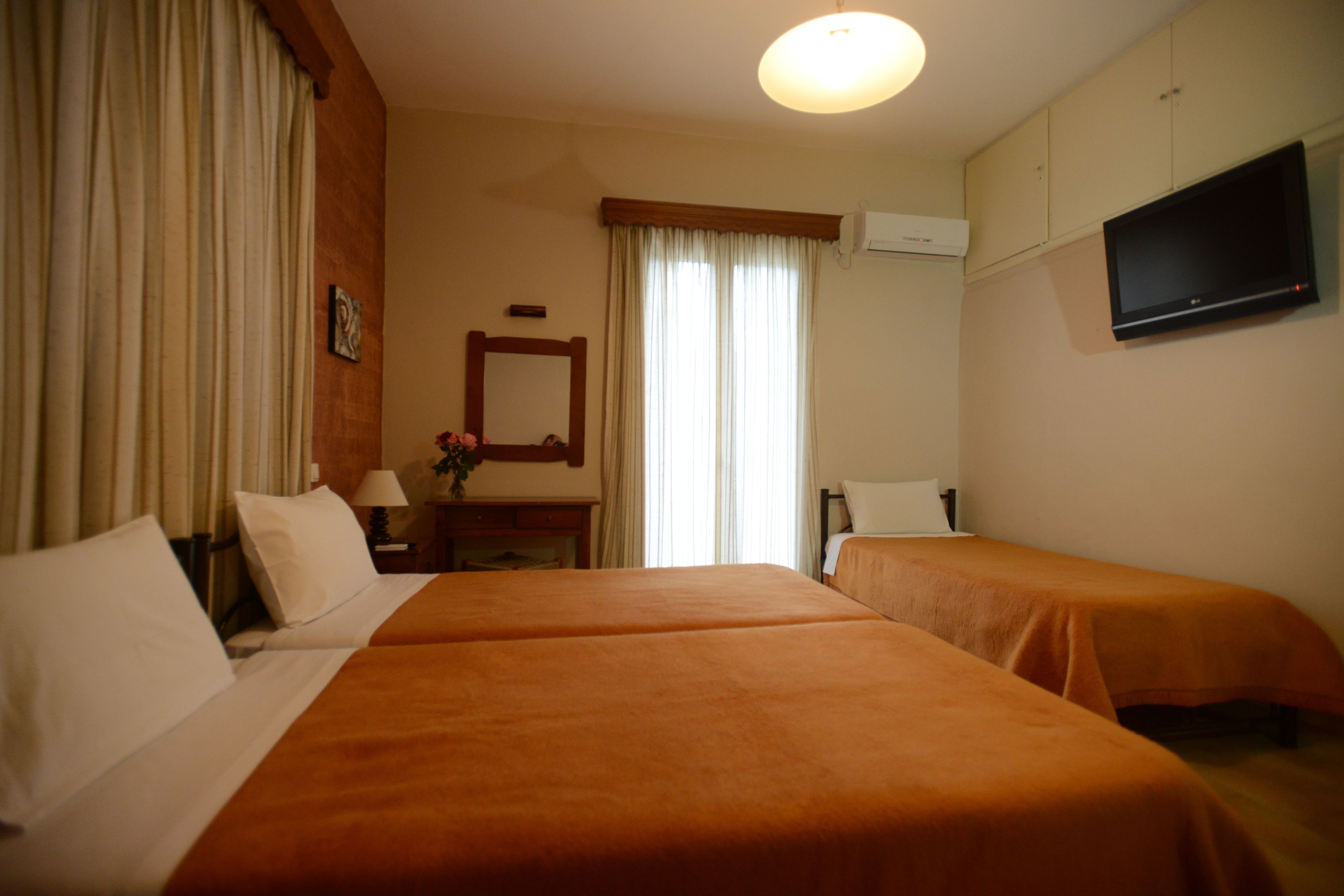 triple room | free wifi, bed sheets