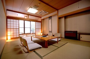 Traditional Room (Japanese Futon) | Desk, free WiFi, bed sheets