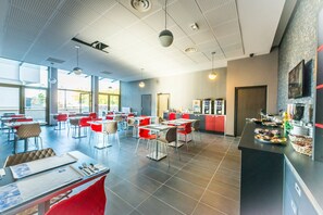 Daily buffet breakfast for a fee - The Originals Résidence, Grenoble Université (Saint-Martin-d'Heres)