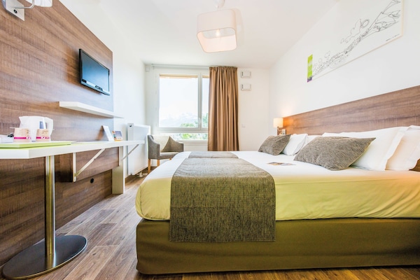 Een bureau, een laptopwerkplek, geluiddichte muren, babybedden (toeslag)