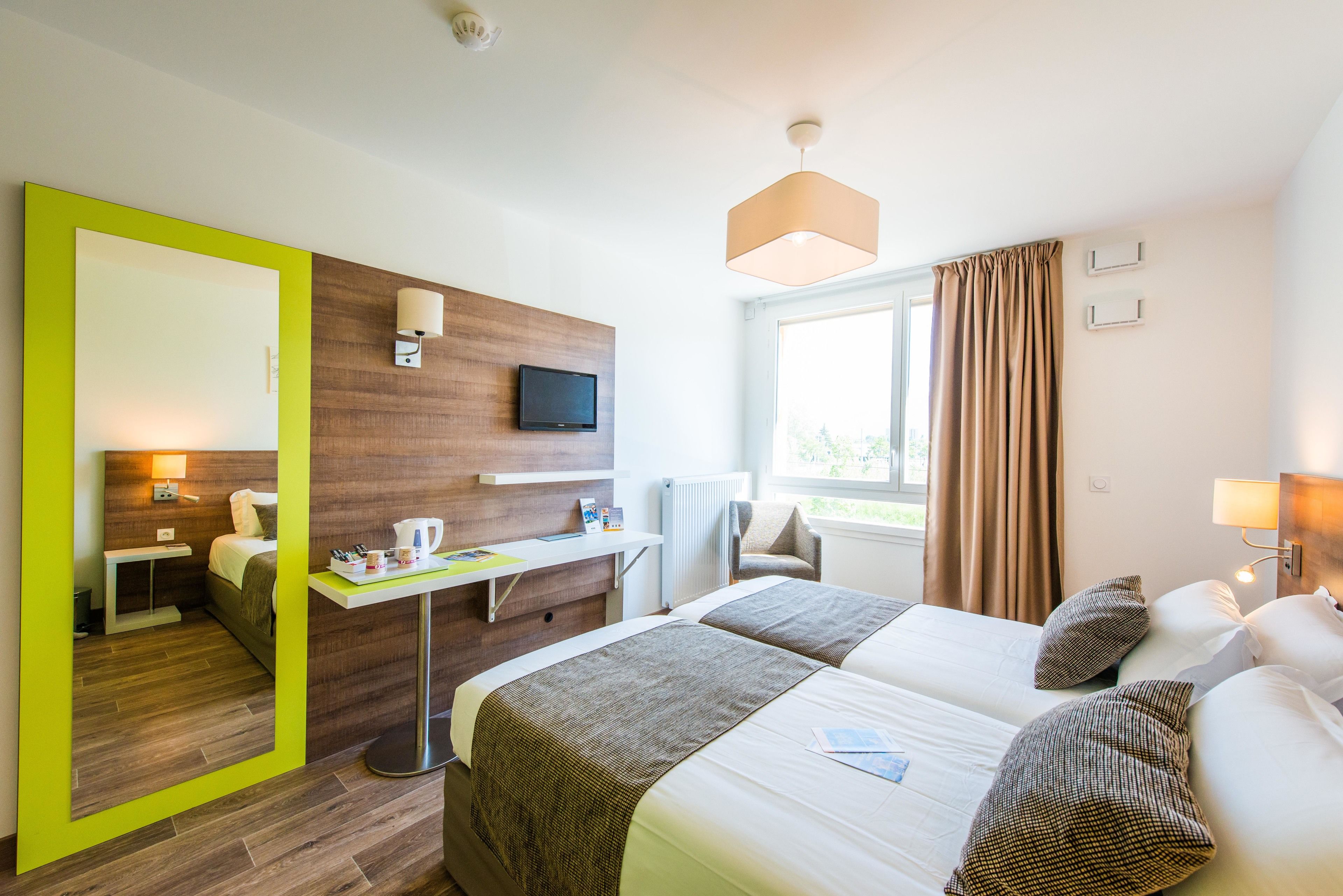 Una scrivania, postazione laptop, insonorizzazione