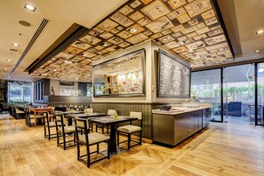 Frokost, lunsj og middag serveres, lokale og internasjonale retter 