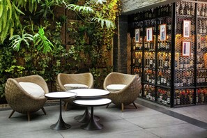 Se sirven desayunos, comidas, cenas y cocina local e internacional 