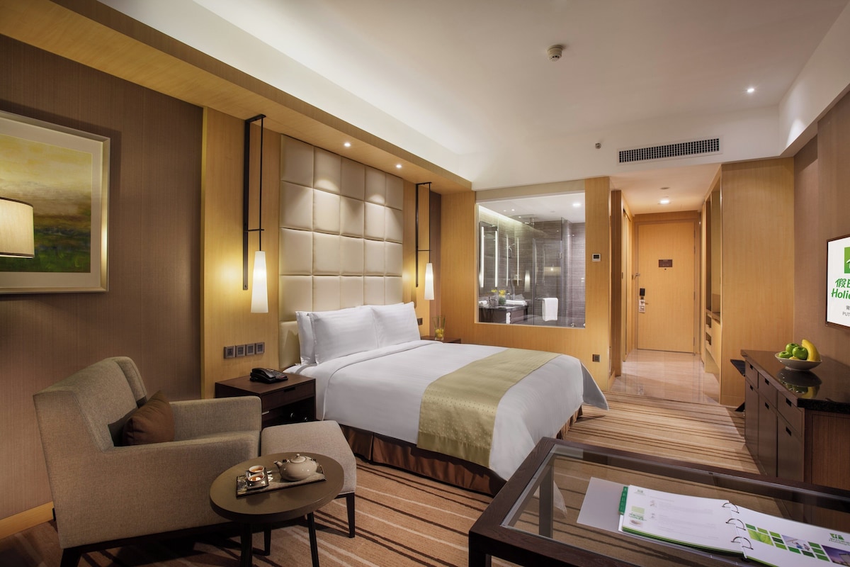 Ropa de cama de alta calidad, edredones de plumas, minibar y caja fuerte