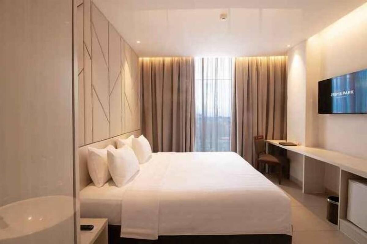 Ropa de cama de alta calidad y caja de seguridad en la habitación