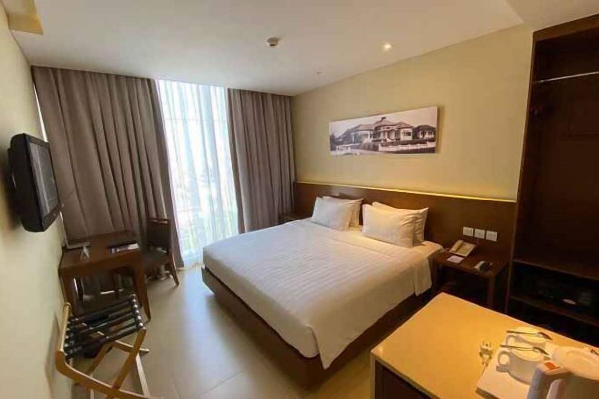 Premium bedding, in-room safe, desk, free WiFi