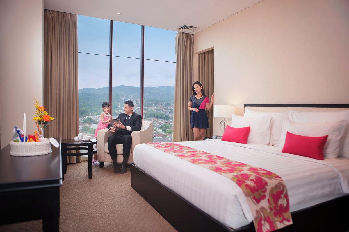 Suite | Premium bedding, in-room safe, desk, WiFi (free)