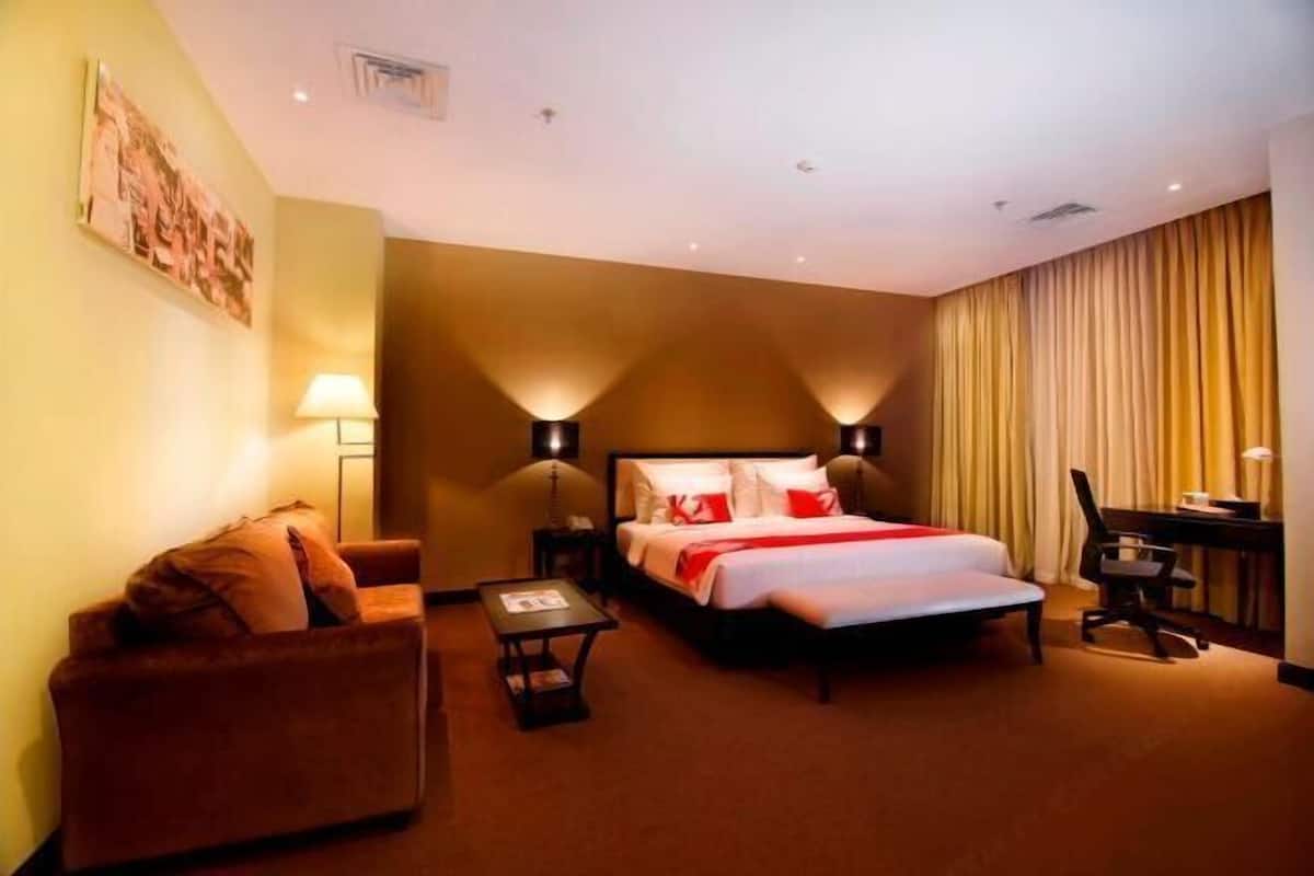 Premium bedding, in-room safe, desk, free WiFi